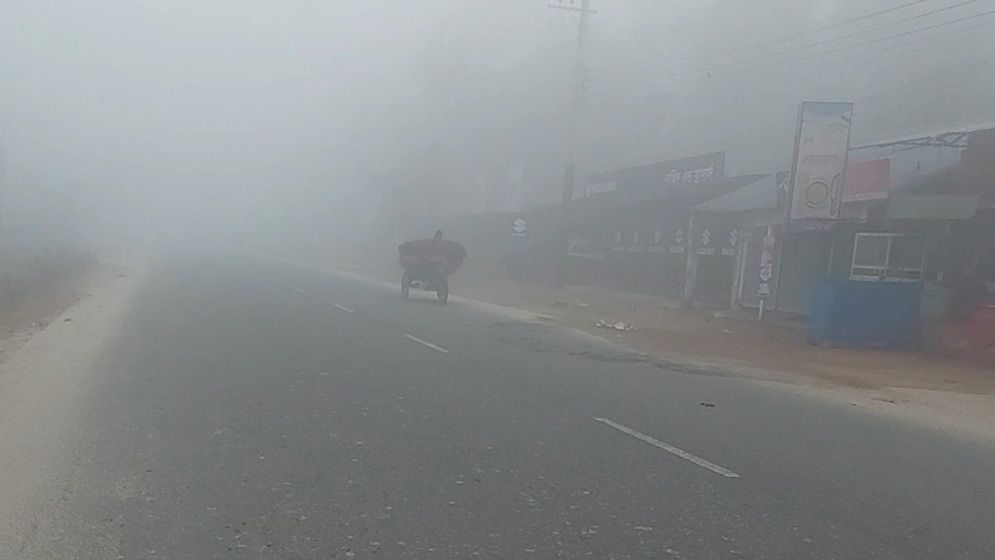 পঞ্চগড়ে কুয়াশায় ঢাকা প্রকৃতিতে এলো হেমন্তের বার্তা