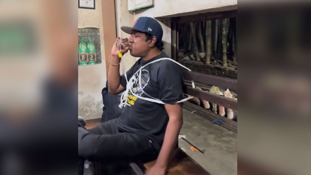 আমি এ দোকানের ‘বান্ধা কাস্টমার’: মারজুক রাসেল