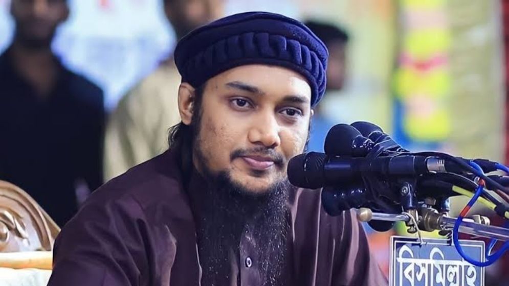 এবার বিমানবালার প্রেমে মজেছেন ত্বহা আদনান