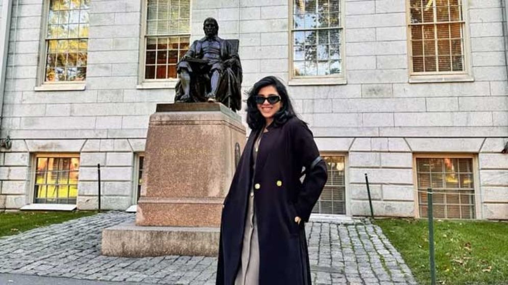 হার্ভার্ডে পাকিস্তানি অভিনেত্রীর নতুন অধ্যায় শুরু