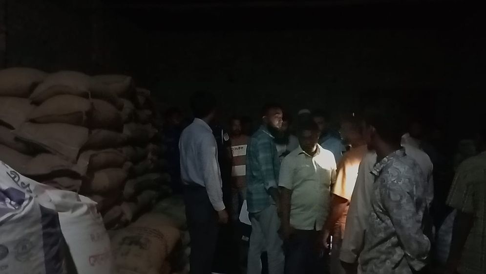 শেরপুরের গুদামে ৩০ কেজি ওজনের ৩৮০ বস্তা সরকারি চাল