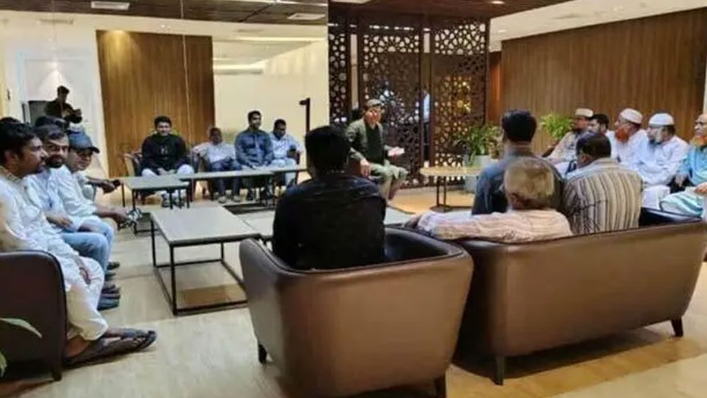 অর্থ মন্ত্রণালয়ের কর্মকর্তাদের সঙ্গে বৈঠক করতে সচিবালয়ে শিক্ষকরা