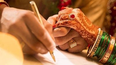 দুদিন অনশনের পর তরুণের সঙ্গে বিয়ে সেই নারীর