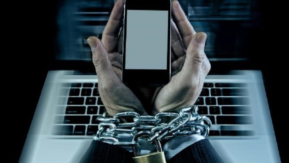 মোবাইল ফোনের সর্বগ্রাসী থাবায় নতুন প্রজন্ম