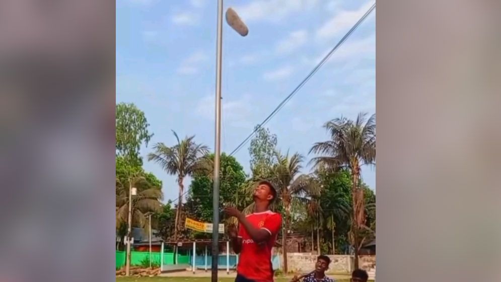 ফ্ল্যাগস্ট্যান্ডে জুতা উত্তোলনের ঘটনায় কলেজছাত্র আটক