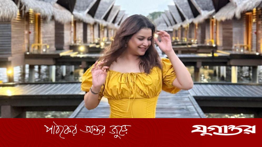 মালদ্বীপের বিচে শবনম ফারিয়া