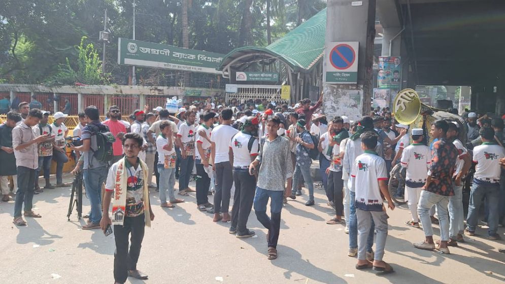 ‘আবু সাঈদ মুগ্ধ, শেষ হয়নি যুদ্ধ’ স্লোগানে মুখর সচিবালয়