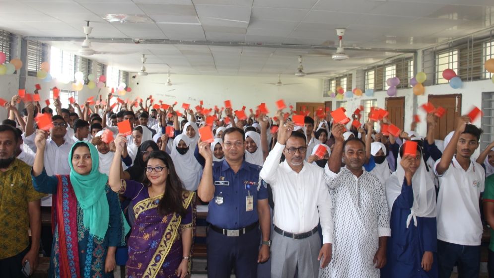মাদক কারবারি ও কিশোর গ্যাংকে শিক্ষার্থীদের লাল কার্ড