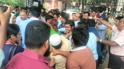 ঢাকা কলেজে শিক্ষক-শিক্ষার্থীদের ধস্তাধস্তি