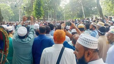 শহীদ মিনারে এমপিওভুক্ত শিক্ষকরা, ক্লাস-পরীক্ষা বন্ধ