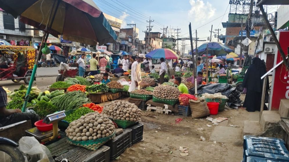 ফুটপাত দখল করে বাজার, তিন দফায় মোটা অঙ্কের চাঁদা আদায়