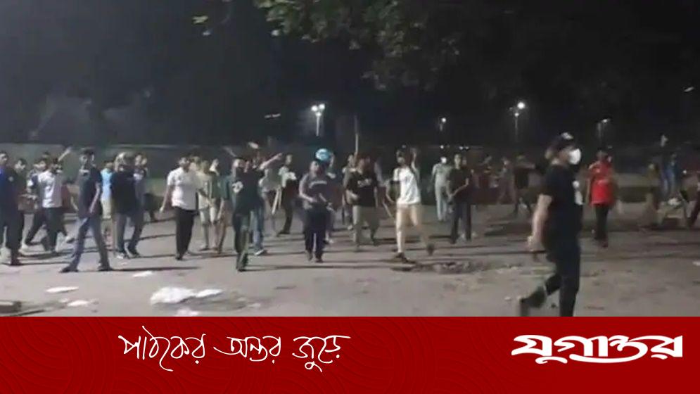 মধ্যরাতে ঢাবি ও ঢাকা কলেজের শিক্ষার্থীদের সংঘর্ষ