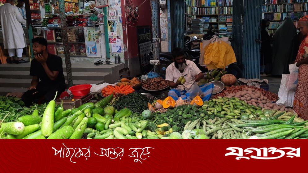 নিত্যপণ্যের দামে ক্রেতার নাভিশ্বাস, ব্যয় ঊর্ধ্বমুখী আয় কম