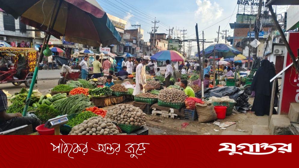 ফুটপাত দখল করে বাজার, তিন দফায় মোটা অঙ্কের চাঁদা আদায়