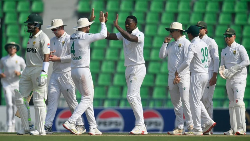 লিড পেয়ে ব্যাটিং ভুলে গেল পাকিস্তান, ১৭ রানে হারায় ৬ উইকেট