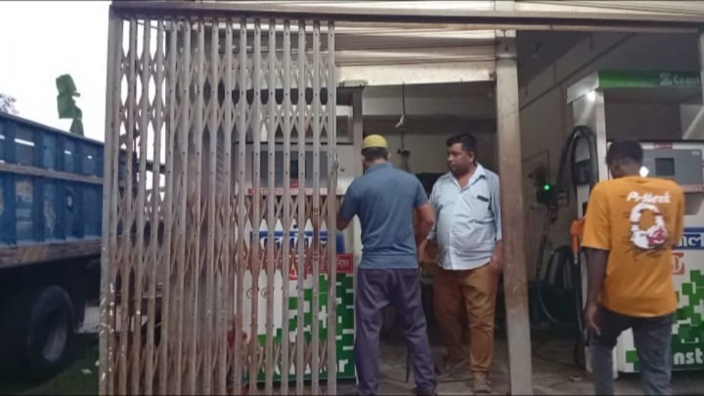 পেট্রোল পাম্পে ভ্রাম্যমাণ আদালতের অভিযান, ম্যাজিস্ট্রেটের গাড়িবহরে হামলা