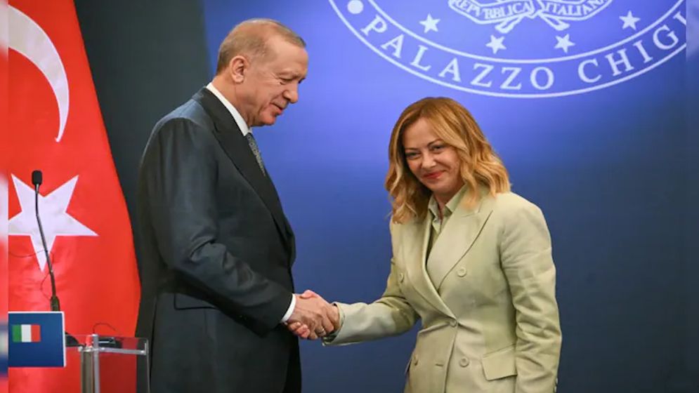 মেলোনিকে ধূমপান ছাড়তে বললেন এরদোগান