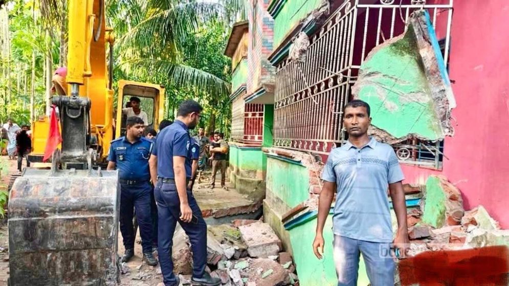 ৪৩ বছর পর জমির মালিককে দখল বুঝিয়ে দিল আদালত