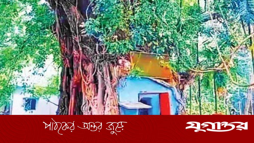 এক নামাজঘর ঘিরে লোকমুখে এত গল্প