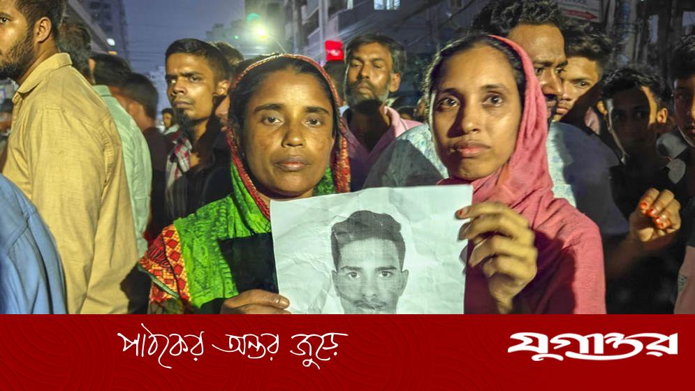 স্বজনের খোঁজে মিরপুরে ছবি হাতে অনেকে