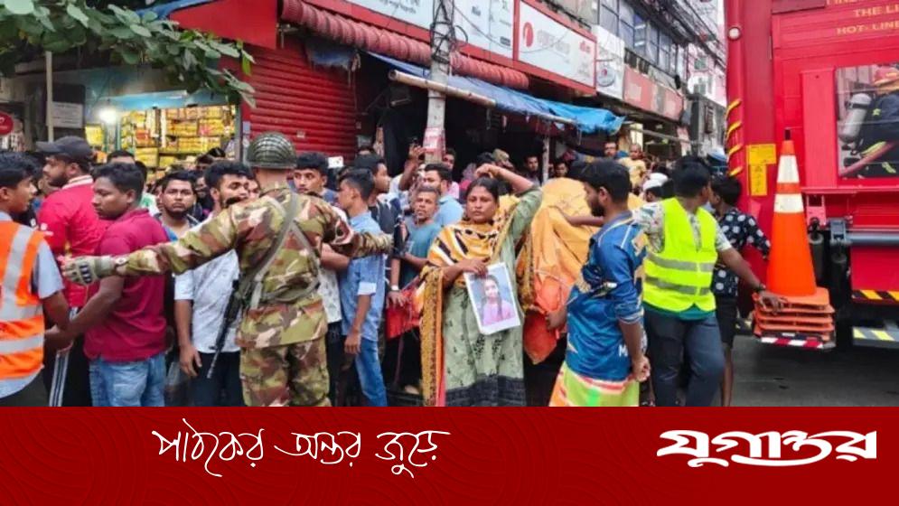 গেট বন্ধ করে দেওয়ায় কেউ বের হতে পারেনি, অভিযোগ স্বজনদের