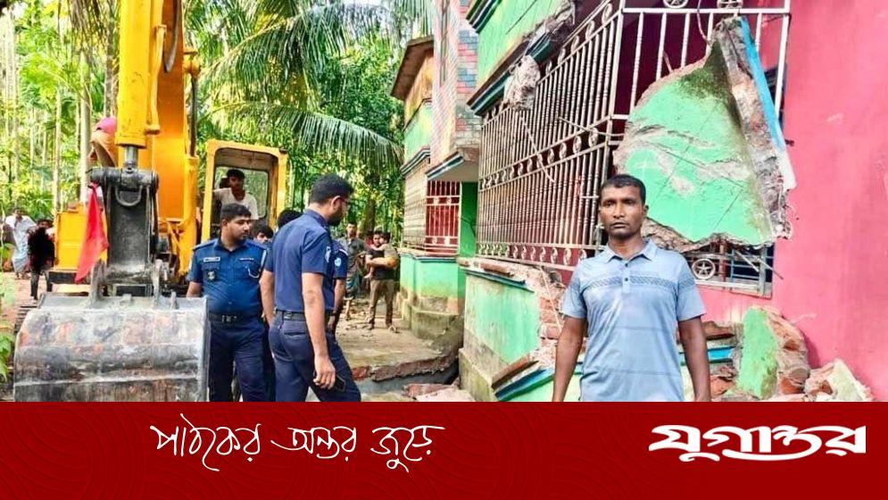৪৩ বছর পর জমির মালিককে দখল বুঝিয়ে দিল আদালত