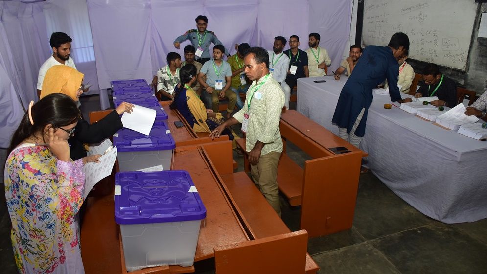 ছবিতে চাকসু নির্বাচনের ভোটগ্রহণ