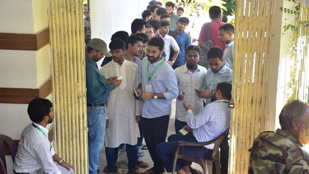 ছবিতে চাকসু নির্বাচনের ভোটগ্রহণ