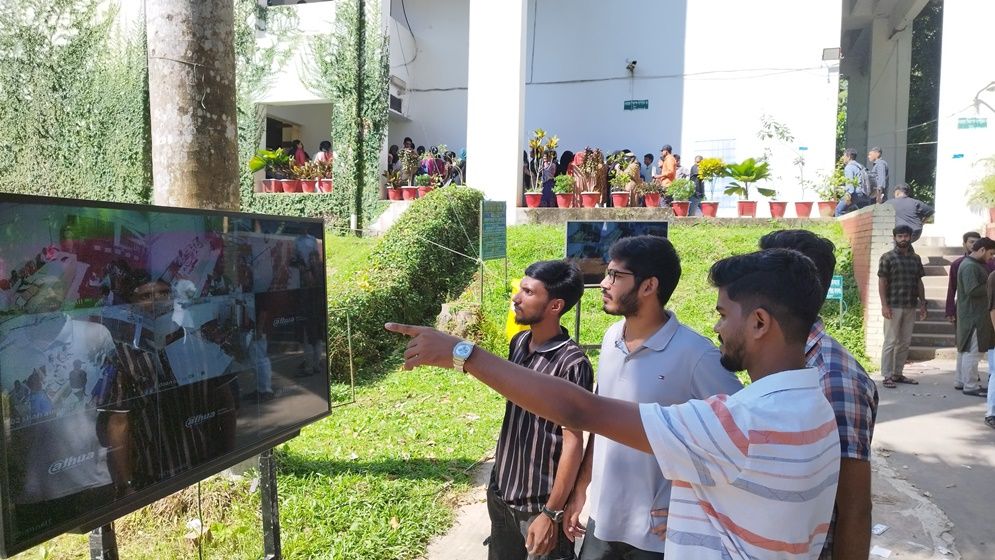 ছবিতে চাকসু নির্বাচনের ভোটগ্রহণ