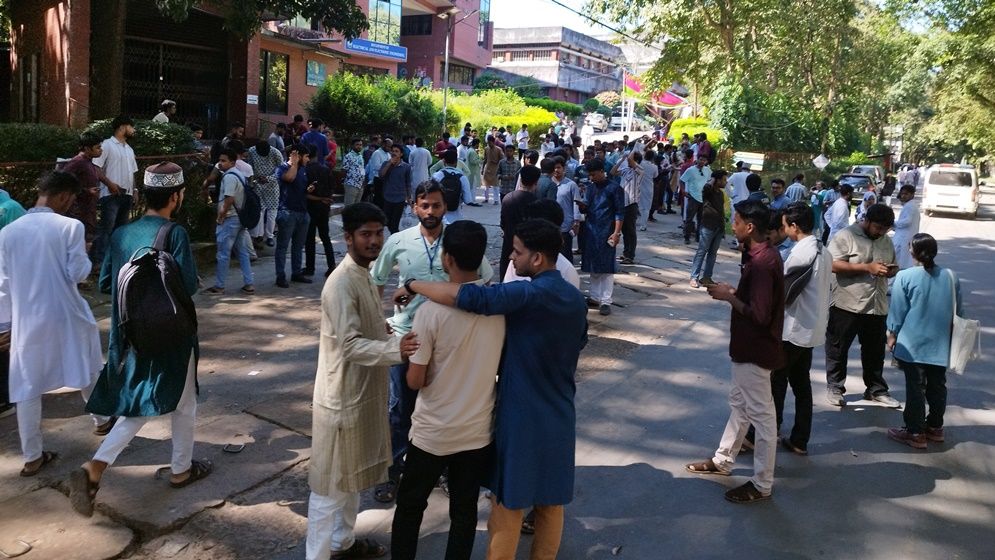 ছবিতে চাকসু নির্বাচনের ভোটগ্রহণ