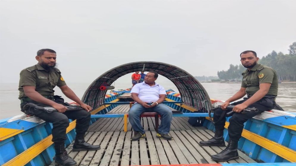 ইলিশ অভিযানে গিয়ে অস্ত্র খোয়ালেন আনসার সদস্য