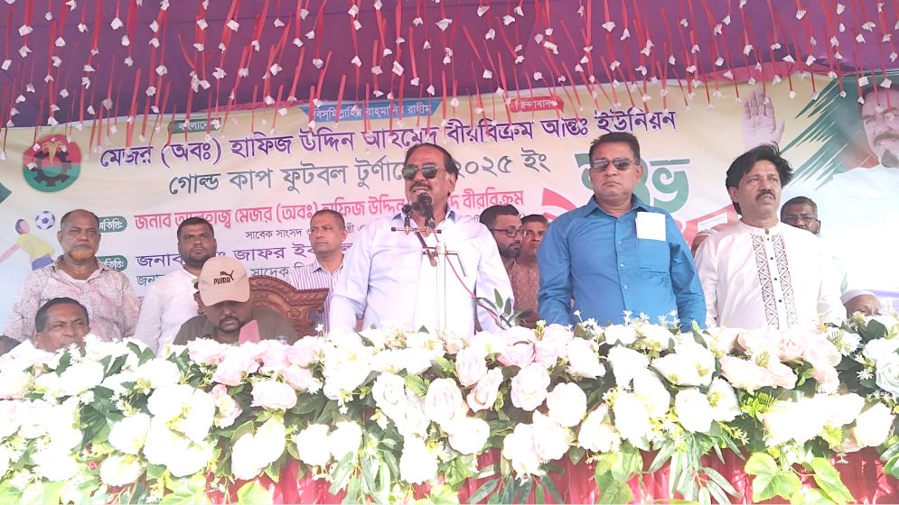 নিজের স্টেডিয়ামে দেড় যুগ পর টুর্নামেন্ট উদ্বোধন করলেন মেজর হাফিজ
