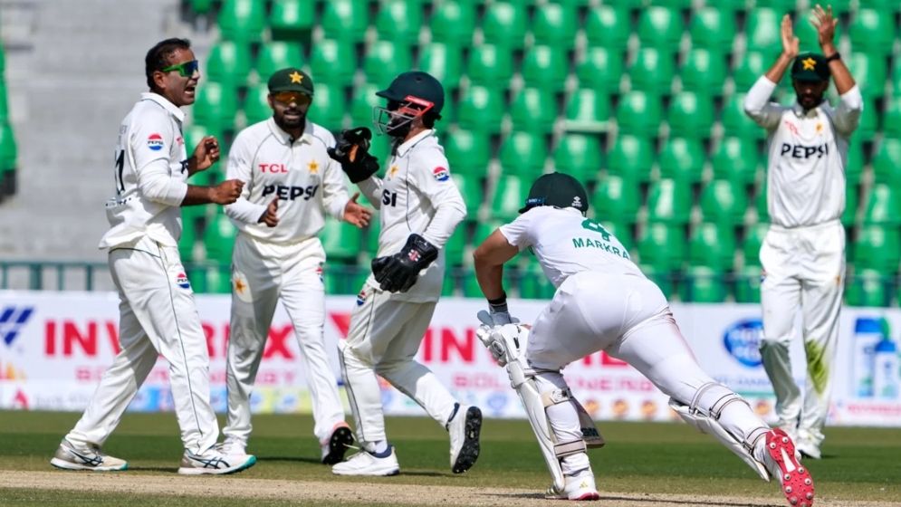 বিশ্বচ্যাম্পিয়ন দক্ষিণ আফ্রিকাকে ধসিয়ে দিয়ে জিতল পাকিস্তান