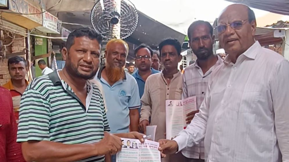 পাইকগাছা বাজারে ৩১ দফা কর্মসূচির লিফলেট বিতরণ