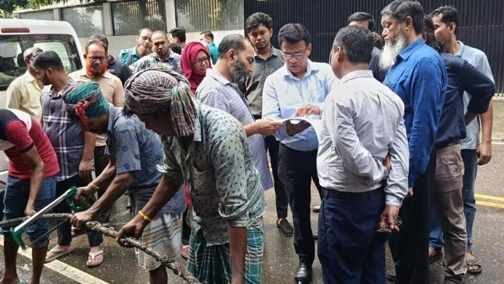 কড়াইল বস্তিতে অবৈধ গ্যাস সংযোগ উচ্ছেদে তিতাসের অভিযান