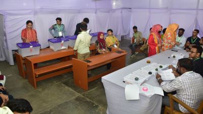 ছবিতে চাকসু নির্বাচনের ভোটগ্রহণ