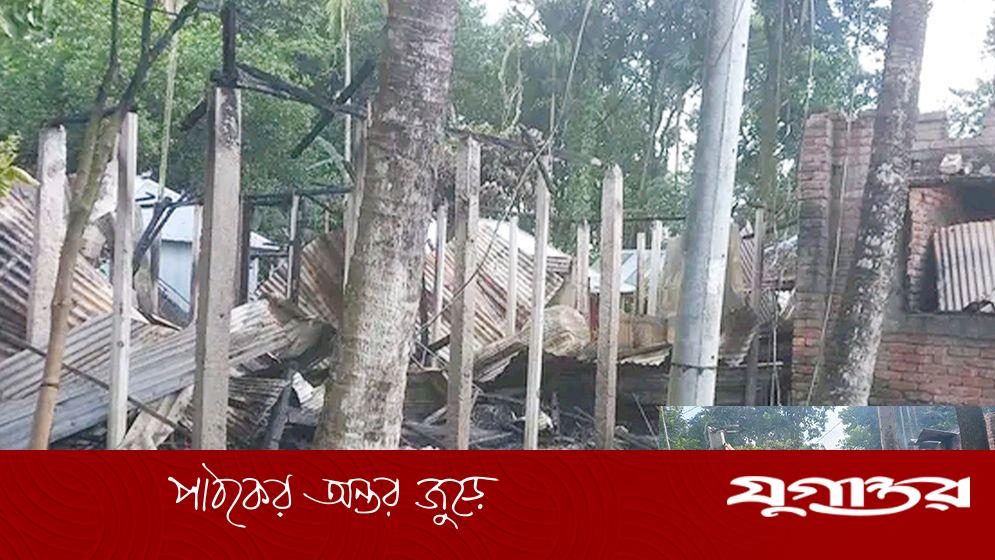 আগুনে পুড়ল দুই পরিবারের ১১ ঘর