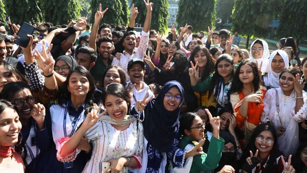 এইচএসসিতে ১৬ বছর ধরে পাসের হারে এগিয়ে মেয়েরা