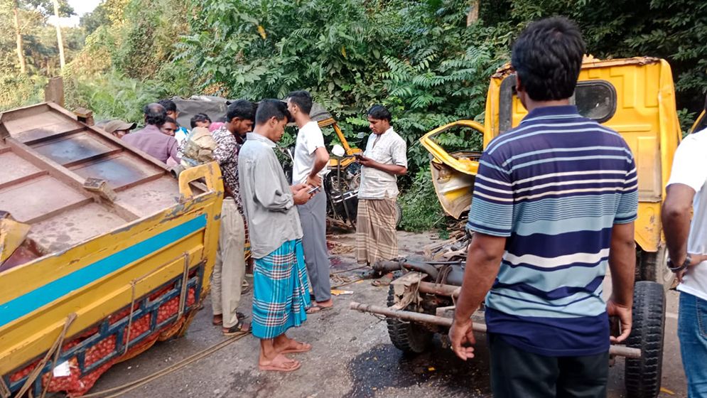 মধুপুরে ত্রিমুখী সংঘর্ষে ২ জন নিহত, আহত ১০