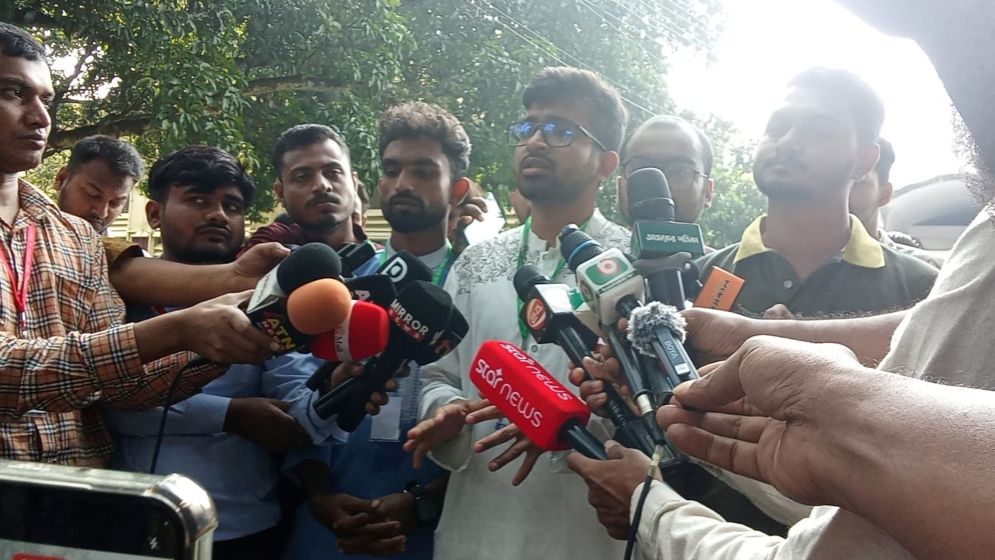 এজেন্টদের ছবিযুক্ত ভোটার তালিকা দেখতে বাধা দেওয়ার অভিযোগ ছাত্রদলের ভিপি প্রার্থীর