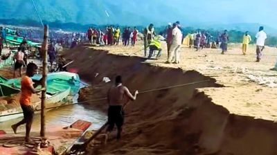 জাদুকাটায় এবার ‘মব করে’ বালু লুট