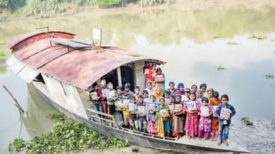 চলনবিলে নৌকার স্কুল ছড়াচ্ছে জ্ঞানের আলো