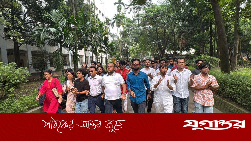 ‘ইলেকশন ইন ফেব্রুয়ারি’ স্লোগানে ঢাবিতে ছাত্রদলের মিছিল