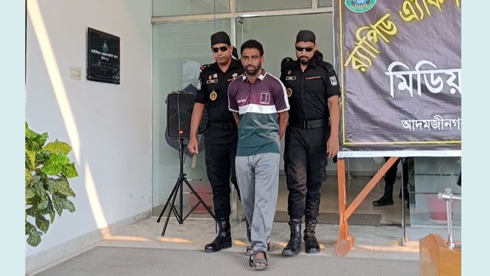 অবশেষে গ্রেফতার সিদ্ধিরগঞ্জের শীর্ষ সন্ত্রাসী সাহেব আলী