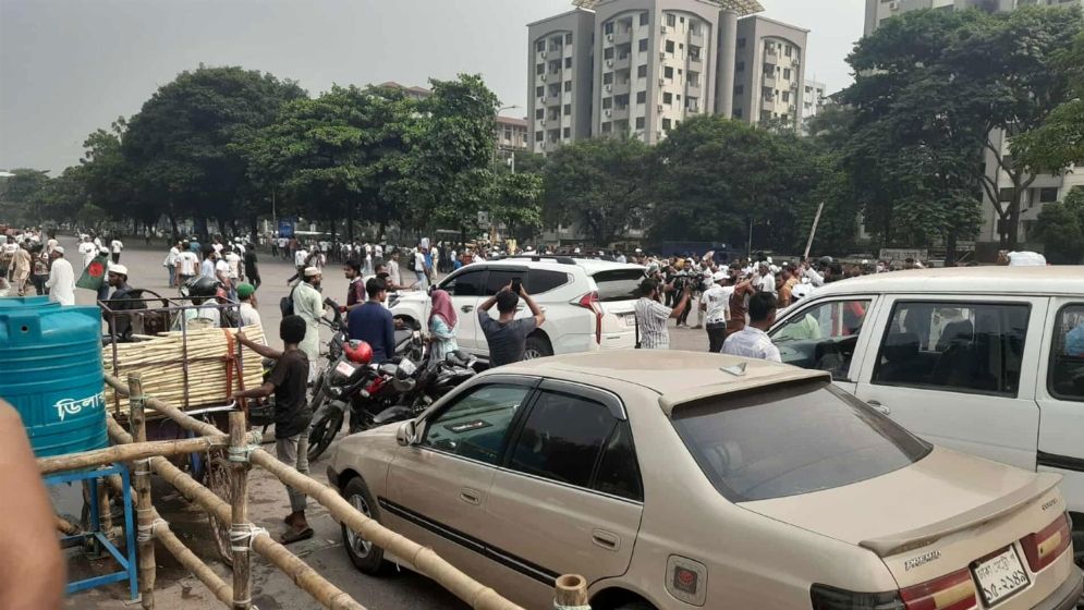 সংসদের সামনে থেকে জুলাই যোদ্ধাদের সরিয়ে দিল পুলিশ, ভাঙচুর ধাওয়া পালটা-ধাওয়া