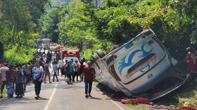 পাহাড়ে নামার সময় বাস উল্টে নিহত ২