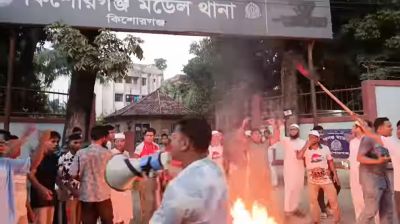 জুলাই যোদ্ধাদের ওপর হামলা, কিশোরগঞ্জে আগুন জ্বালিয়ে প্রতিবাদ