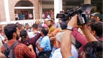 আদালতে সাংবাদিকের ফোন কেড়ে নিলেন সেই পাথরখেকো আ.লীগ নেতা