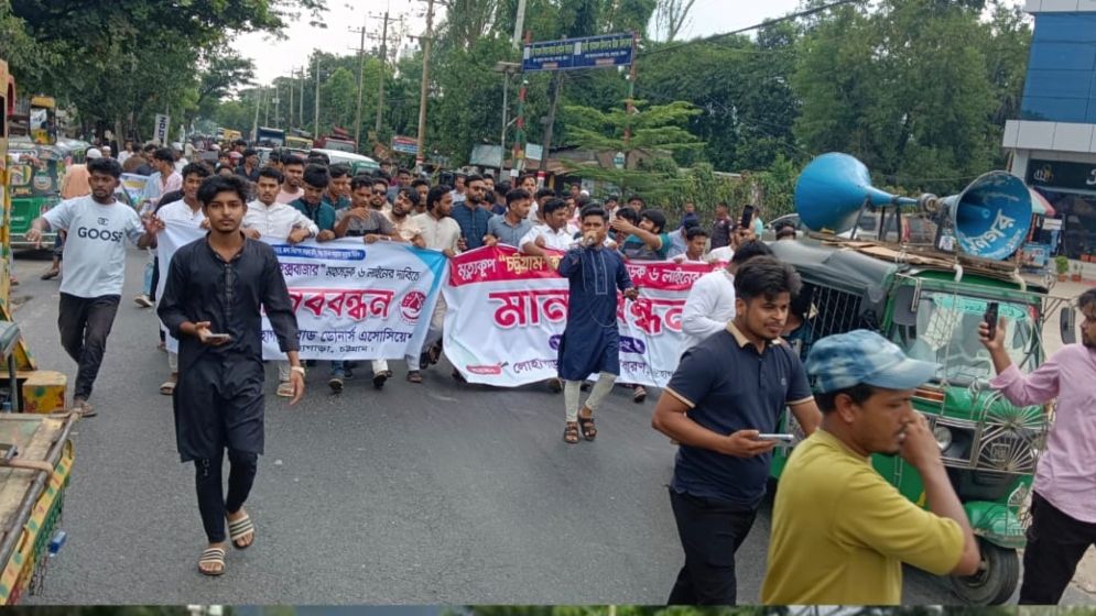 ছয় লেনের দাবিতে চট্টগ্রাম-কক্সবাজার মহাসড়ক ‘ব্লকেড’