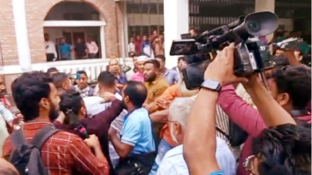 আদালতে সাংবাদিকের ফোন কেড়ে নিলেন সেই পাথরখেকো আ.লীগ নেতা